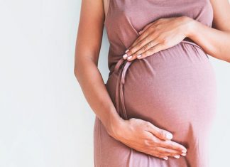 On a highway delivery, the father ties the baby’s umbilical cord to the iPhone charger; barely got to the hospital On a highway delivery, the father ties the baby's umbilical cord to the iPhone charger; barely got to the hospital
