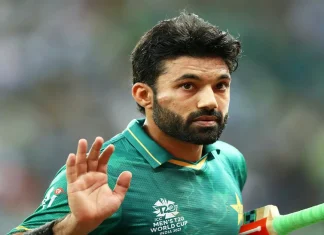 Pakistan vs England T20I Mohammad Rizwan insults Pakistan flag while signing autographs angry video of Pakistan fans goes viral मोहम्मद रिझवानची 'ती' कृती, संपुर्ण पाकिस्तान खळवळला, पाहा VIDEO