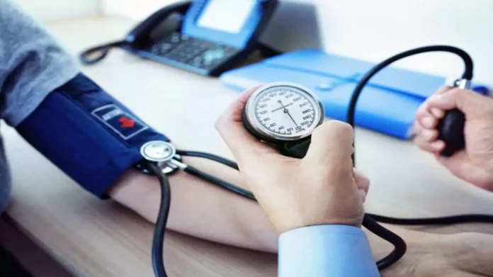 High Blood Pressure: उच्च रक्तदाबाच्या रुग्णांनी यापासून नेहमी दूर राहावे, अन्यथा बिघडू शकते तब्येत