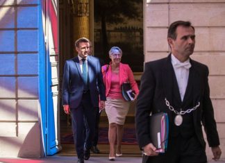 Pensions: a third way for the reform timetable Au moins trois options sur la réforme des retraites seront étudiées ce mercredi soir autour d'Emmanuel Macron et d'Elisabeth Borne.