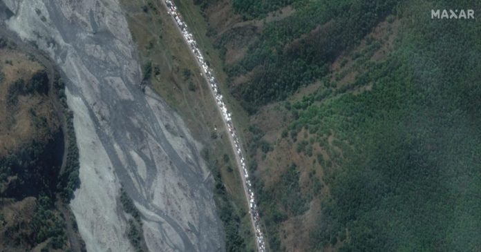 Photos: A week after the announcement of mobilization, a long queue of people left Russia, about 2 lakh people left the country

