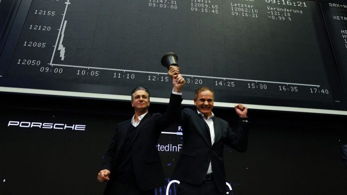 Oliver Blume (à droite), patron de Porsche et de Volkswagen, et Lutz Meschke, directeur financier du constructeur, ont sonné la cloche à la Bourse de Francfort ce jeudi 29 septembre.