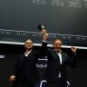 Oliver Blume (à droite), patron de Porsche et de Volkswagen, et Lutz Meschke, directeur financier du constructeur, ont sonné la cloche à la Bourse de Francfort ce jeudi 29 septembre.