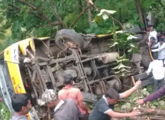 Pune Accident News A school bus that was on its way overturned in a valley near Ambegaon Pune Accident News A school bus that was on its way overturned in a valley near Ambegaon