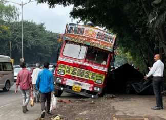 Pune resident Shibaji Nagar suffers from traffic jam in Pune in the morning Pune resident Shibaji Nagar suffers from traffic jam in Pune in the morning