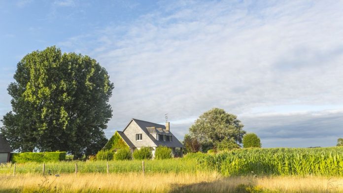 Real estate: in the midst of a crisis, the French Comme lieu de vie, les Français privilégieraient les espaces peu urbanisés (campagne, mer ou montagne) pour 52 % d'entre eux, indique la nouvelle édition du baromètre Imop-Harris Interactive sur les Français et l'immobilier.