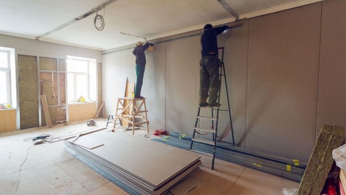 Moins d'un tiers (32 %) des bailleurs de passoires énergétiques choisissent de rénover leur bien, selon une enquête menée en septembre par la Fnaim auprès de ses adhérents.