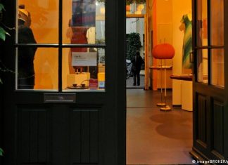 Saving energy in retail: close the door, turn off the lights | Germany | DW Shop, Hackesche Höfe, Berlin