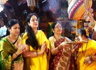 Shiv Sena Rashmi Thackeray Aarti at Thane Tembhinaka Devi Navratri in Eknath Shinde area Shiv Sena Rashmi Thackeray Aarti at Thane Tembhinaka Devi Navratri in Eknath Shinde area