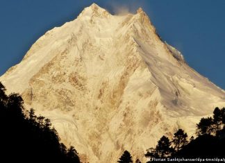 Ski mountaineer Hilaree Nelson falls to her death on Manaslu |  Sports |  DW View of the 8163 meter high Manaslu in western Nepal