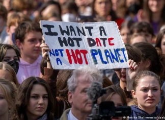 Tens of thousands join Fridays for Future | global climate strike Currently Germany | DW During the demonstration, a woman holds a sign that reads I want a hot date, not a hot planet