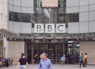 The BBC is cutting nearly 400 jobs from its international service La «licence fee» (un équivalent de la redevance) est devenue au fil des années l'objet d'un intense débat politique entre les partisans de sa suppression et ceux qui défendent le maintien d'un service public fort.