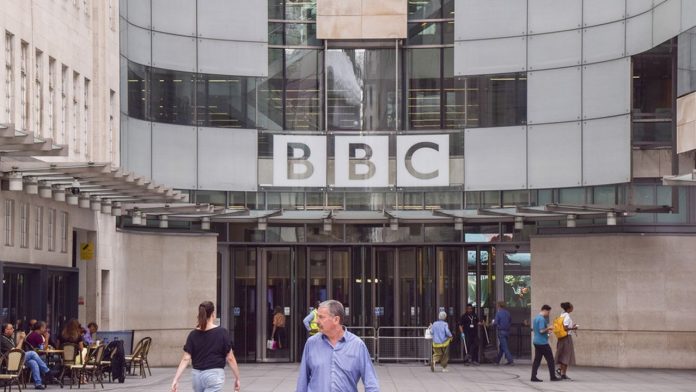 La «licence fee» (un équivalent de la redevance) est devenue au fil des années l'objet d'un intense débat politique entre les partisans de sa suppression et ceux qui défendent le maintien d'un service public fort.