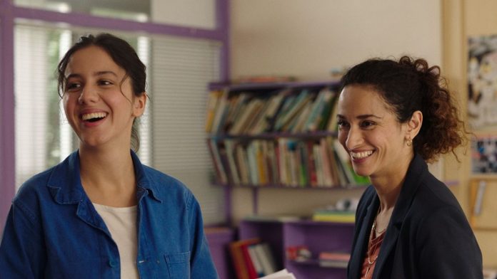 L'école, mieux vaut en rire qu'en pleurer. Anaïde Rozam et Rachida Brakni dans « La Cour des miracles ».