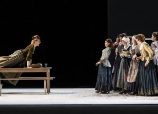 “The Firmament”: the law of women La présidente du jury (Marie-Armelle Deguy) fait une stupéfiante révélation aux autres matrones.