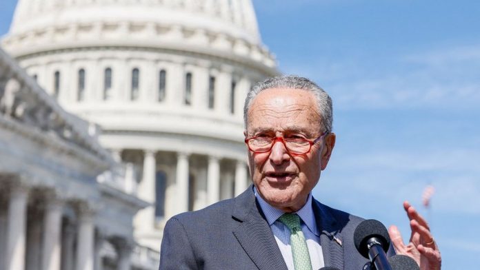 « Sept mois après le début du conflit, il est clair que l'aide américaine a beaucoup aidé le peuple ukrainien à résister à l'agression vicieuse de Poutine », a déclaré ce jeudi le chef des démocrates au Sénat, Chuck Schumer.