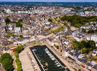 The department of Morbihan invited to more financial vigilance Le niveau d'investissements du conseil départemental du Morbihan est supérieur à celui réalisé en moyenne par les départements de taille comparable. Ci-dessus une vue aérienne de la ville de Vannes.