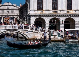 The fascination of Venice: Crime grandmaster Donna Leon turns 80 | Books | DW Italy | Tourists in Venice