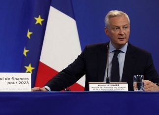 The government is engaging in the budgetary battle in an unprecedented economic and political context Le ministre de l'Economie, Bruno Le Maire.