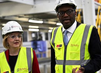 The supply policy is (almost) over La Première ministre britannique, Liz Truss, et son chancelier de l'Echiquier, Kwasi Kwarteng, dans une usine du Kent en Grande-Bretagne, le 23 septembre 2022.
