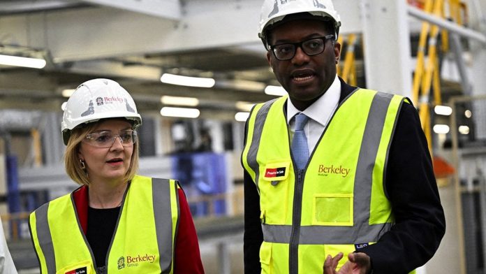 The supply policy is (almost) over La Première ministre britannique, Liz Truss, et son chancelier de l'Echiquier, Kwasi Kwarteng, dans une usine du Kent en Grande-Bretagne, le 23 septembre 2022.
