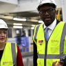 La Première ministre britannique, Liz Truss, et son chancelier de l'Echiquier, Kwasi Kwarteng, dans une usine du Kent en Grande-Bretagne, le 23 septembre 2022.
