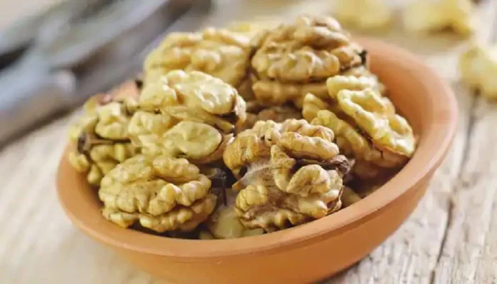 रोज सकाळी रिकाम्या पोटी अक्रोड खाण्याचे फायदे काय, जाणून घ्या