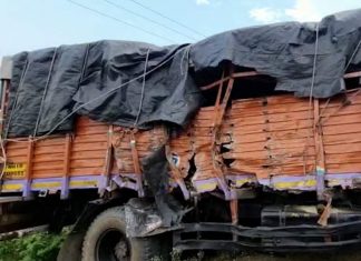 Three laborers died in travel and Eicher accident in Nandurbari Three laborers died in travel and Eicher accident in Nandurbari