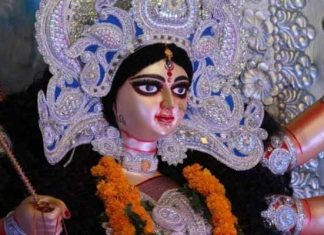 Throw these things from home before Sharadiya Navratri 2022 Navratri 2022 : नवरात्रोत्सवाआधी घरातून काढून टाका 'या' 5 गोष्टी, नाहीतर...