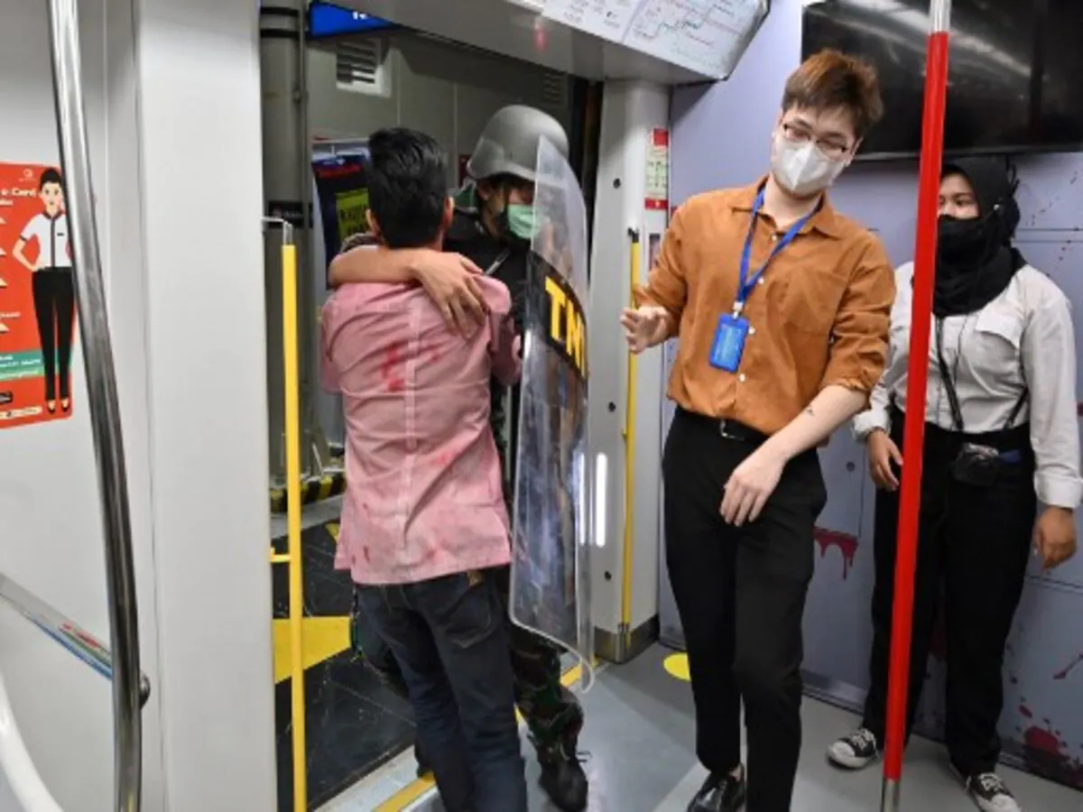 To get rid of the traffic problem, zombies appeared in the trains, causing panic among the passengers.

