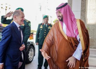 Traffic light approves arms exports to Saudi Arabia for the first time | Currently Germany | DW Saudi Arabia | Chancellor Olaf Scholz and Mohammed bin Salma