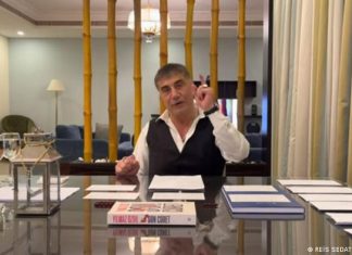 Turkey wants to regulate social media more strictly | Europe | DW Screenshot Youtube | Mafia boss Sedat Peker at a table in a room reminiscent of a luxurious hotel suite