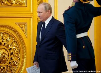 Ukraine news: Federal President Steinmeier praises war opponents in Russia | Current World | DW Russian President Vladimir Putin walks through a golden door in the Kremlin, a security guard salutes