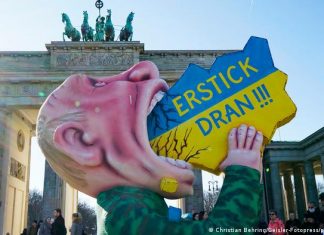 Ukrainians in Germany against asylum for Russian deserters | Germany | DW Berlin | Ukraine solidarity campaign with Jacques Tilly's Putin sculpture