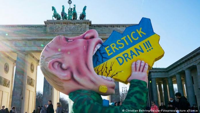 Berlin |  Ukraine solidarity campaign with Jacques Tilly's Putin sculpture 