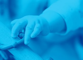 Unexpected infant death | Public health France Visuel d'un nourrisson jouant dans son lit