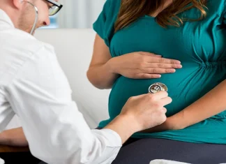 Video of pregnant wife not getting stretcher in district hospital goes viral आरोग्य यंत्रणेचा भोंगळ कारभार; स्ट्रेचर अभावी प्रेग्नेट महिलेला घेऊन जाऊ लागलं 'या' अवस्थेत;पाहा VIDEO