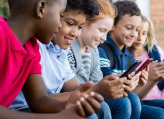 What are children under 13 doing on social media? Quatre enfants sur dix se disent conscients de passer trop de temps sur les écrans.