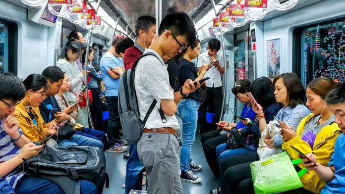 Why the Chinese have become addicted to dating apps Les applications de rencontres permettent à de nombreux jeunes Chinois de lutter contre la solitude.