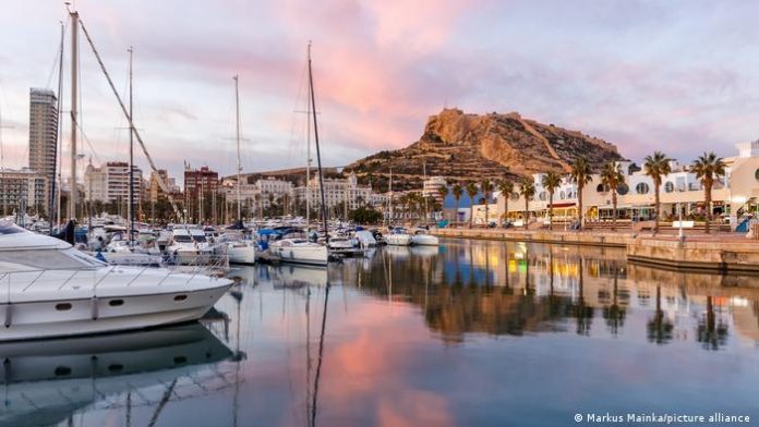 It can also be endured in Alicante.  Harbor view