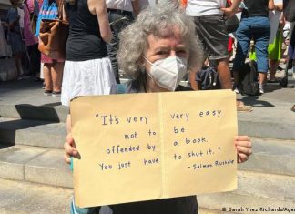 Writers read works by Salman Rushdie | Books | DW United States | PEN America | Show of solidarity for Salman Rushdie in New York