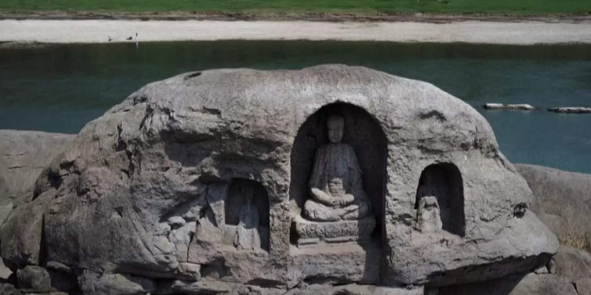 Yangtze River retreats and Buddhist statue appears in China
