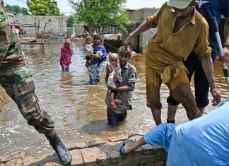 opinion | Are peace and sustainable development incompatible? Les militaires sont souvent en première ligne pour faire face aux catastrophes climatiques (ici, au Pakistan).