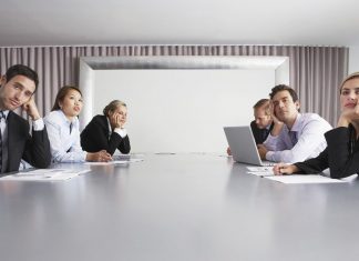 “Acute reunionitis” causes large companies to lose $100 million a year Selon une étude américaine, les employés n'ont probablement pas besoin d'assister à près d'un tiers des réunions auxquelles ils participent.