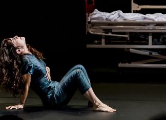 Alice Barraud reinvents herself over the course of life La virtuosité est évacuée au profit d'une réflexion sur soi avec pour seul décor ce lit d'hôpital dont Alice Barraud fait un agrès improvisé.