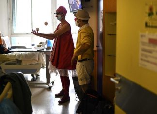 Associations: the number of young people on work-study programs jumps Le secteur sanitaire et social (santé, hébergement médico-social et action sociale sans hébergement) représente, à lui seul, 58 % des effectifs salariés (plus d'un million d'emplois) et de la masse salariale.