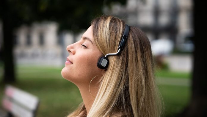 Attitud a opté pour la conduction aérienne directionnelle afin de rendre son casque audio moins intrusif.