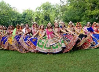 Benefits of Garba By reading these benefits of playing Garba, you will start trembling immediately. Garba Benefits: गरबा खेळण्याचे 'हे' फायदे वाचून लगेचच थिरकण्यास सुरुवात कराल