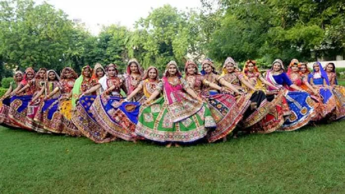 Garba Benefits: गरबा खेळण्याचे &#039;हे&#039; फायदे वाचून लगेचच थिरकण्यास सुरुवात कराल 