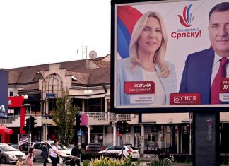 Bosnia votes in the midst of an existential crisis Milorad Dodik, un des principaux hommes politiques du pays depuis la fin de la guerre civile en 1995, est candidat à des élections d'une Bosnie qu'il méprise, étant attaché seulement à son entité serbe. Jadis un des dirigeants préférés des Occidentaux dans le pays, il est devenu un nationaliste intransigeant ne cachant pas son admiration pour Vladimir Poutine.